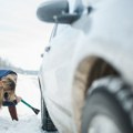 Kako sigurno voziti automatik po snegu i ledu: 6 ključnih saveta