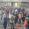 Protest ispred Rektorata u Novom Sadu zbog otkaza profesorici Kleut: Okupljeni zgradu izlepili umrlicama