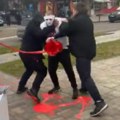 Maskirani muškarci crvenom bojom polivali aktiviste liste „Mladi Kula“ (video)