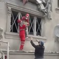 (VIDEO) Dirljiva scena iz rata: Dete spaseno iz oštećene zgrade u Teheranu