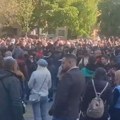 Protest ispred policije u Novom Sadu zbog legitimisanja penzionera, Vučić mu se izvinio