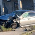 Izgubio kontrolu, pa se zakucao u betonski stub: Teška nezgoda u Kraljevu, luksuzno vozilo smrskano