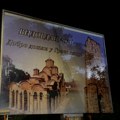 Bilbord "Vidovdan 2026" postavljen na prilazu Gračanici