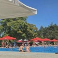 Da li su suncobrani sa gradskog bazena zaista preneti u Zvezdan za miting SNS-a?