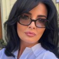 Milena Popović u brutalnom miniću u bašti restorana