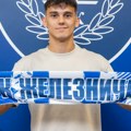 Prvi profesionalni ugovor iz OŠ FK Železničar: Mladi Andrej Kavarbašić potpisao sa Pančevcima