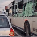 Nesvakidašnji prizor u Beogradu: Autobus bez stakala prevozi radnike VIDEO
