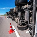 Šleper bugarske registracije se prevrnuo i preprečio na auto-putu: Povređeni vozač prebačen za Niš
