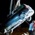 VIDEO: Tri muškarca povređena u nezgodi u Kisaču - automobilom sleteli u kanal