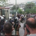 VIDEO Tuča huligana ispred suda u Atini, letele flaše ka policiji: Novi haos posle ubistva navijača, Hrvati u strahu od…