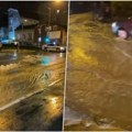 Pukla cev kod Kluza: Bulevar kralja Aleksandra pod vodom, policija blokirala saobraćaj (video)