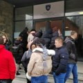 Srbi na severu kosmeta: Kosovska policija u Zvečanu legitimisala građane koji su hteli da predaju zahtev za smenu…