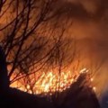 Gori kineski magacin! Požar u Surčinu, vatrogasci pokušavaju da ugase vatru (VIDEO)