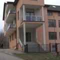 Albanac pucao i na kući Srbina ostavio venac: Incident se dogodio u Donjoj Batinji, napadač uahpšen (foto)