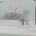 Kroz snežnu mećavu do biračkog mesta: Ni surovi uslovi nisu sprečili Ruse da izađu na glasanje (video)