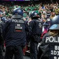 Грчки навијачи правили хаос у Берлину: Бејзбол палице и мотке, двојица у критичном стању (видео)