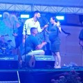 Kragujevčanin zaprosio devojku na koncertu “Legendi“ u porti Stare crkve (VIDEO)
