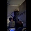 Čovek se zabio u odeljak za prtljag: Šok snimak iz "Boingovog" aviona: Hitno sleteo zbog jakih turbulencija, više putnika…