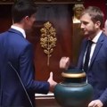 (Video) Snimak koji svi gledaju! Niko neće da se rukuje sa poslanikom Marin Le Pen, jedan političar ga je ponizio na neviđen…