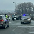 Lančani sudar kod mosta na Adi: Jedno vozilo "zakucano" u drugo, policija na licu mesta: Stvara se gužva (foto)