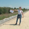 "Otimaju zemlju, a neće da plate": Dok je ekipa N1 razgovarala s meštankom, pojavili se radnici Koridora Srbije