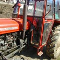 Auto udario Dete (7) kod vladičinog hana: Čim je skočio sa traktorske prikolice desila se nesreća!