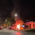 Izgoreo BMW kod škole u Atenici