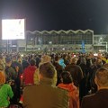 Komemorativna šetnja uprkos kiši: Novosađani obeležavaju 11 meseci od tragedije na Železničkoj stanici (FOTO, VIDEO)
