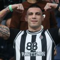 Slikali smo najjaču glavu na tribinama na meču Partizan - Pariz, legenda pokazivala mišiće direktno u kameru