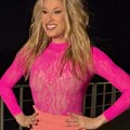 Rada Manojlović cela u providnoj pink čipki: Pevačica došla na nastup u upečatljivom izdanju: Osmeh ne skida sa lica