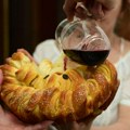 Kako se pravilno lomi slavski kolač? Sveštenik objasnio pravila pa istakao gde Srbi mahom greše