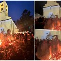 Uz trubače i kolo više stotina građana u Užicu prisustvovalo paljenju badnjaka, pogledajte atmosferu (video)