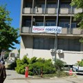 Na “osmospratnici” transparent SNS-a stoji dva dana, a studente zbog sličnih poruka privode i kažnjavaju?!