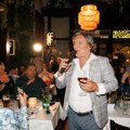 Pevač se pojavio u neviđenom izdanju pred kolegama! Nastao muk u bašti najpoznatijeg restorana u Skadarliji