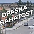 Za dlaku izbegnuta strašna tragedija u Sjenici! Objavljen uznemirujući snimak opasne vožnje nasred raskrsnice