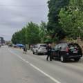 Svadbena kolona prošla kroz Gračanicu okićena zastavama OVK i Albanije