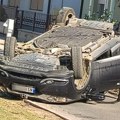 Prevrnuo se automobil na Telepu: Građani izvukli devojku iz vozila