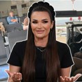 Sedi sama, zbunjena i sve je zanima šta se dešava oko nje! Putnici snimili Tamaru Milutinović na aerodromu, ovo im nije…
