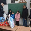 Od ministra policije Dačića novogodišnji paketići za troje đaka iz Tovrljana
