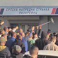 Incident ispred prostorija SNS-a u Lazarevcu: Grupa građana lupala automobile, a onda došlo do fizičkog sukoba