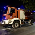 Požar u Pančevu: Gori garaža u centru, vatrogasci na terenu (foto)
