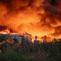 Ogroman požar u Osijeku: Gori uskladištena plastika, apel građanima da ne izlaze (VIDEO)