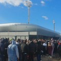 Naprednjaci napravili gužvu na ulazu na stadion koji otvara Vučić u Zaječaru: Dovedena i deca, stigli autobusi iz Beograda…