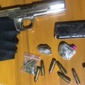 Policija upala u stan mladića i pronašla oružje i drogu Hapšenje u Sremskoj Mitrovici