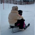 (Video) Nataša Bekvalac se izvrnula na snegu: Sela sa ćerkom Katjom na sanke, a onda doživela peh: Hit snimak