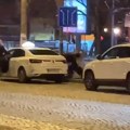 Bizarne scene u Beogradu Skrivili sudar, jedan pobegao pa seo u taksi policajac ga stigao i savladao (foto, video)