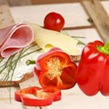 Испробајте преукусан намаз од младог сира и паприке: Идеално решење за вреле дане
