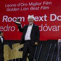 Almodovarov film "Susedna soba" osvojio Zlatnog lava na festivalu u Veneciji /foto/