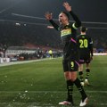 Zvezdini navijači gađali grudvama igrače PSV