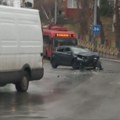 Jezive scene na Banjici: Auto potpuno razvaljen nasred raskrsnice: Žena u neverici posmatra vozilo (video)